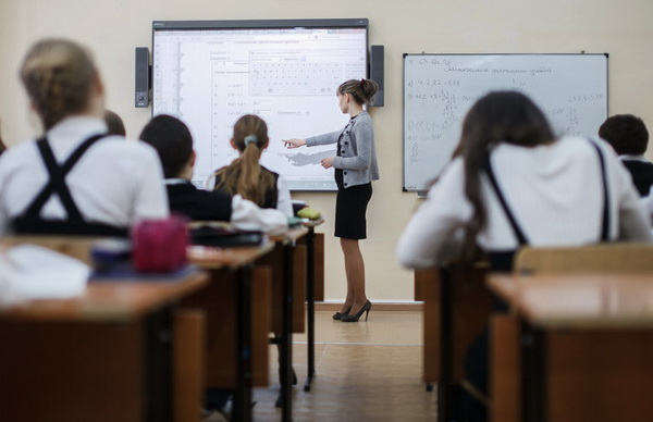 Учитель ведет урок в школе