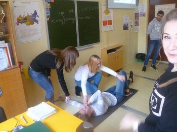 Школьников в Воронеже учат спасать людей после ДТП