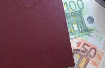 Вузы выставляют стоимость обучения в евро и долларах?
