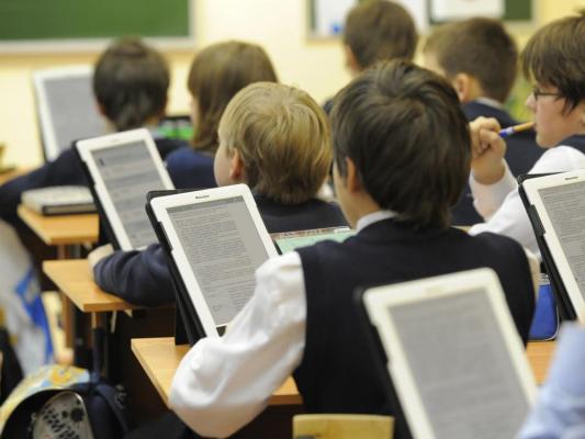 Учителя осваивают работу с электронными книгами