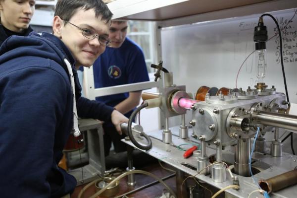 В Новосибирске для 80 старшеклассников заработала общероссийская школа юного физика