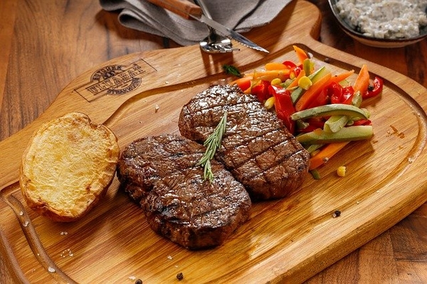 Откуда поступает мясо в магазин