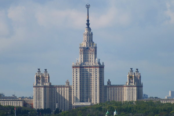МГУ и СПбГУ получили право работать за рубежом