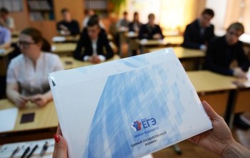 Выпускники сдают ЕГЭ по биологии, истории, информатике