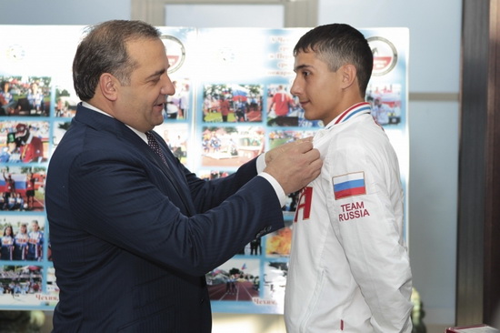 Владимир Пучков награждает победителей