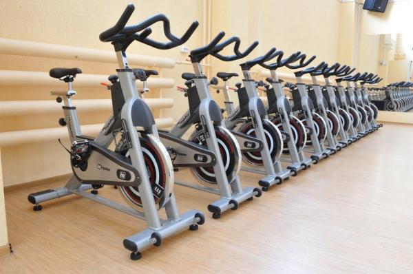 Спортивный отдых. Настольный футбол для детей и велотренажеры